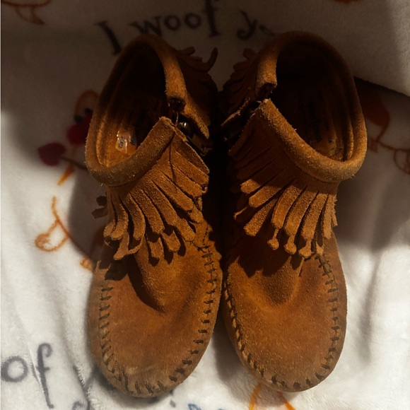 Minnetonka Kids Moccasins in Rich Brown A00513 - Picture 2 of 7